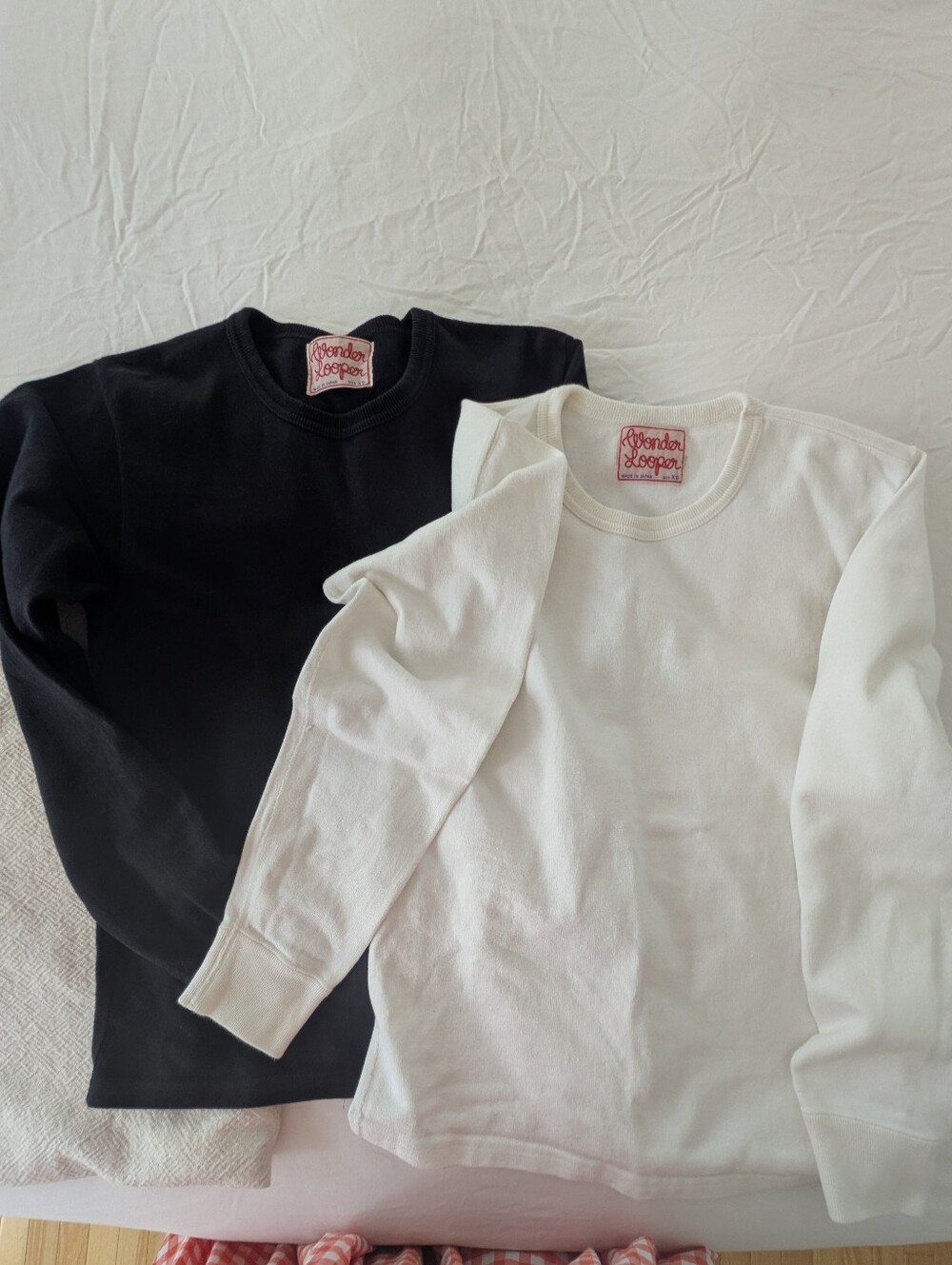 2 Wonderlooper Wonder Looper Double Heavyweight Long Sleeved. 1 Black, 1 White